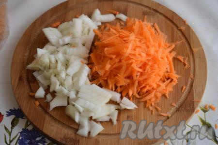 Оставшуюся морковку&nbsp;и лук очистим, лук&nbsp;нарежем на мелкие кубики, а морковь натрем на крупной терке.