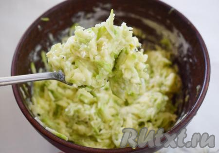 Перемешиваем наше кабачковое тесто до однородности. Оно должно получиться не жидким, при набирании на вилку тесто не течет и не падает, консистенция напоминает густую домашнюю сметану.