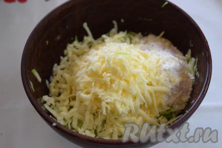Натрем 60 грамм сыра на крупной терке и добавим к кабачковой массе.