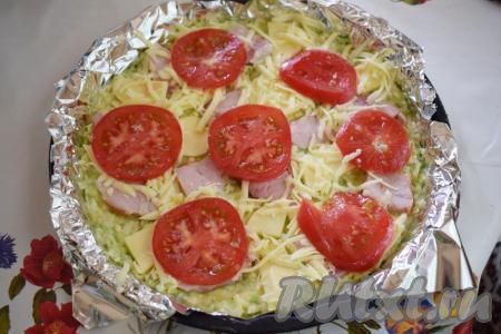  Присыпаем натертым сыром и выкладываем кружочки помидоров.