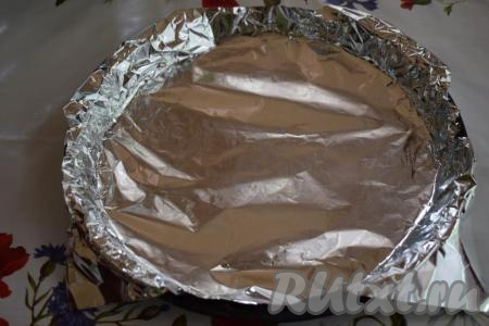 Берем форму для выпечки, в которой будем запекать нашу пиццу (у меня форма диаметром 22&nbsp;см), застилаем её фольгой или пергаментом и присыпаем мукой.