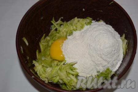 К отжатому кабачку добавим яйцо и муку.