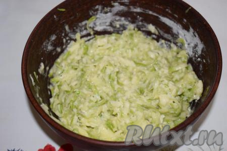 Наше тесто для кабачковой пиццы готово.