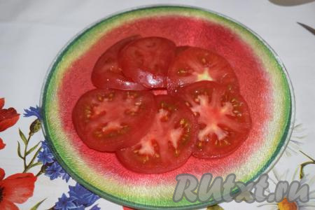 Подготовим ингредиенты для начинки кабачковой пиццы. Нарезаем помидор на кружочки.