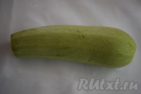 Моем и обсушиваем кабачок, помидор и зелень.