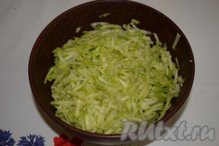Кабачок (если он молодой - от кожицы его не очищаем) натираем на крупной терке.