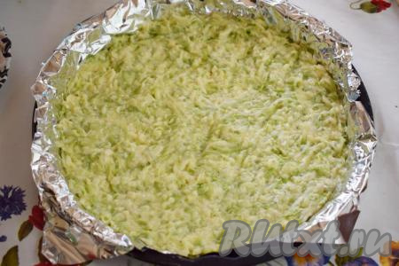 Выкладываем тесто и разравниваем его вилкой.