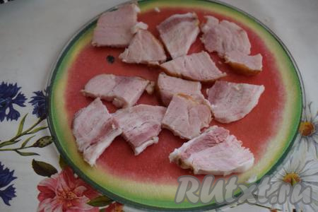 Грудинку (или колбасу) нарезаем на треугольнички.