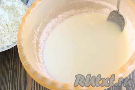 Получившуюся массу оставить на 1 час, для того чтобы манка набухла.