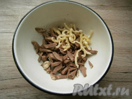 Нарезать в миску сердце&nbsp;брусочками или соломкой, добавить нарезанный соломкой сладкий болгарский перец.