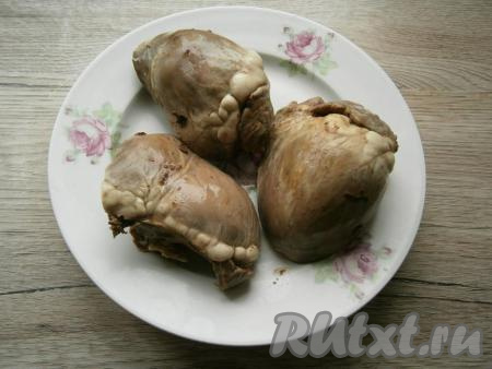 Сердце свиное залить полностью водой, поставить на огонь и варить в подсоленной воде около 1,5 часов с момента закипания на небольшом огне. Затем воду слить, сердце остудить.