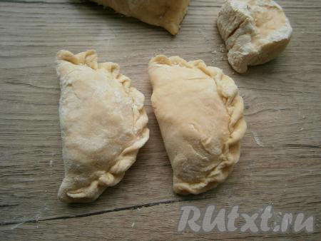 Хорошо закрепляя края каждой лепешки так, чтобы творожная начинка оказалась внутри,&nbsp; слепить вареники обычным способом.