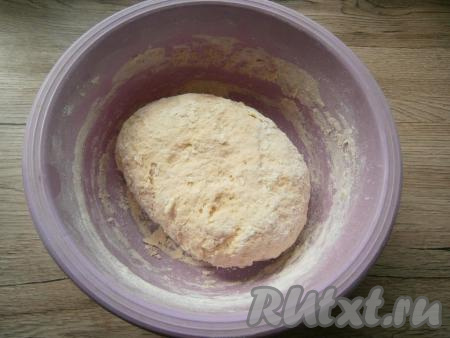 Замесить тесто, которое получится мягким, но не липким. Оставить тесто, накрыв пленкой, на 30 минут при комнатной температуре.