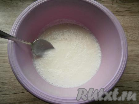 Тщательно перемешать и оставить кефир на 15 минут. За это время сода должна погаситься и кефир покроется характерными пузырьками.