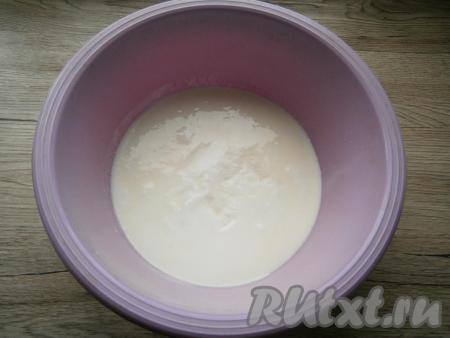 В кефир комнатной температуры всыпать чайную ложку пищевой соды.