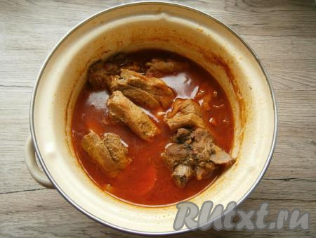 Довести до кипения, огонь уменьшить до минимального, кастрюлю прикрыть крышкой. Тушить ребрышки около 40-45&nbsp;минут.