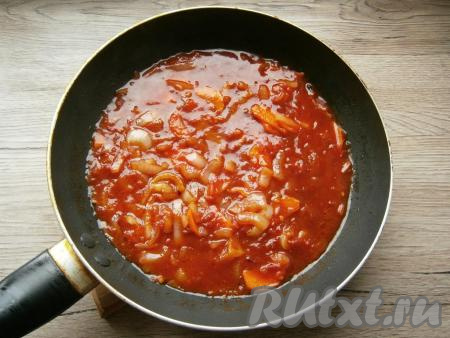 Перемешать содержимое сковороды, влить половину бульона, протушить кисло-сладкий соус минуты 3-4 на небольшом огне.