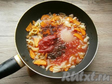 Обжарить овощи на среднем огне, перемешивая, около 2-3 минут, после чего добавить томатную пасту, соль, сахар, паприку, черный молотый перец, влить лимонный сок.