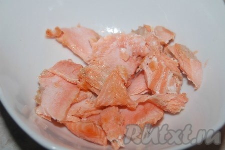 Нарезать лосось небольшими кусочками.