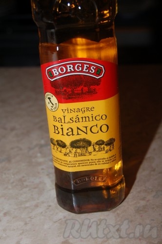 Полить салат с вареным лососем оливковым маслом. Сверху сбрызнуть бальзамическим уксусом. Посолить и поперчить.
