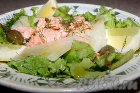 Дополнить салат каперсами и тонкими ломтиками пармезана.