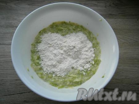 Всыпать муку и снова перемешать.