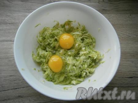 Добавить яйца, перемешать.