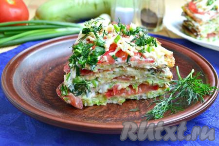 Поместить вкуснейший кабачковый торт, приготовленный с помидорами и сыром, на 2 часа в холодильник, после чего разрезать его на части и подать к столу.