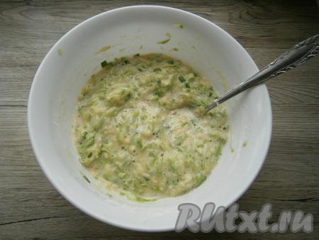 Хорошенько снова перемешать. Тесто будет в меру густым, похожим на тесто для оладий.