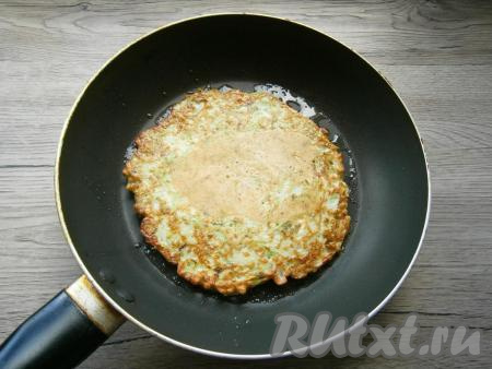 Жарить кабачковый блин на среднем огне до румяности с одной стороны, после чего перевернуть и жарить до румяного цвета с другой стороны. Аналогично пожарить все блины. У меня получилось 5 кабачковых блинчиков.