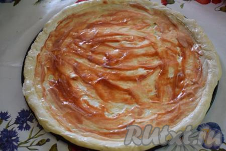 Смазать тесто майонезом и кетчупом.