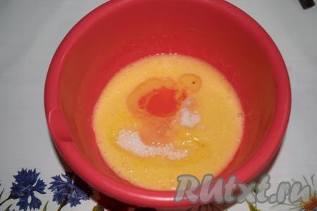 К масляно-яичной смеси добавить соль, сахар и растительное масло.