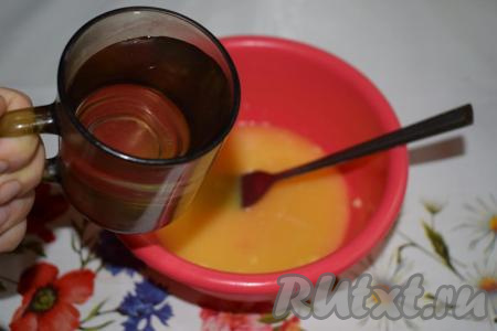 Массу перемешать и влить тёплую кипяченую воду.