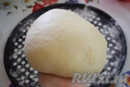 Готовое тесто будет гладким, с ним легко работать и оно не пристает ни к столу, ни к рукам.