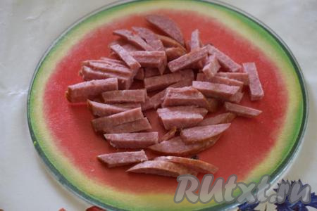Колбасу нарезать на тоненькие полоски или кубики.