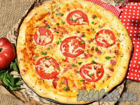 Рецепт пиццы с колбасой, помидорами и сыром