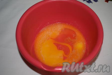 Для приготовления теста для пиццы необходимо сначала растопить сливочное масло в микроволновой печи до жидкого состояния. Масло немного охладить, добавить яйцо и размешать при помощи вилки.
