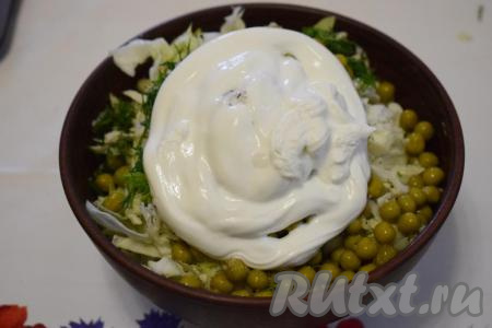 Кладем в салат сметану, тщательно и аккуратно перемешиваем.