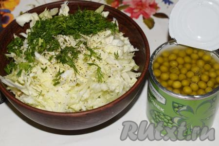 Выкладываем капусту, огурцы, укроп в глубокий салатник, солим и&nbsp;перчим наш салат по вкусу. Открываем баночку зеленого горошка и сливаем из нее жидкость.