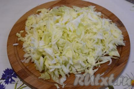 Капусту нашинкуем тонко (если у вас молодая&nbsp;нежнейшая, хрустящая капуста, то с ней салат будет еще вкуснее).
