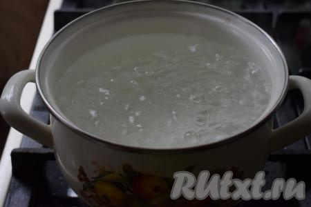 Ставим на огонь воду для компота и ждем закипания.