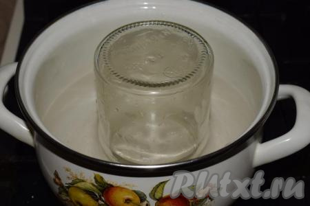 В это же время банки стерилизуем кипятком, для этого в кастрюлю небольшого объема наливаем воду,&nbsp;ставим банку на горлышко, включаем средний огонь и ждем, пока вода нагреется до горячего состояния.