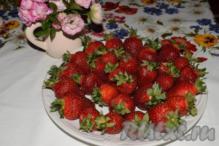 Клубнику промываем под холодной проточной водой и выкладываем в дуршлаг, чтобы стекла лишняя жидкость.