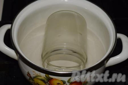 Затем кладем банку на бочок и прокручиваем в очень горячей воде (можно в кипятке) по кругу, только будьте предельно осторожны (!), аккуратно достаём банку. Затем опускаем в эту же воду крышку и провариваем 1 минуту.