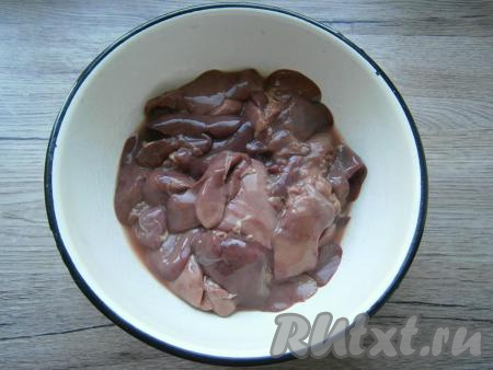 Печень куриную вымыть, дать стечь&nbsp;воде.