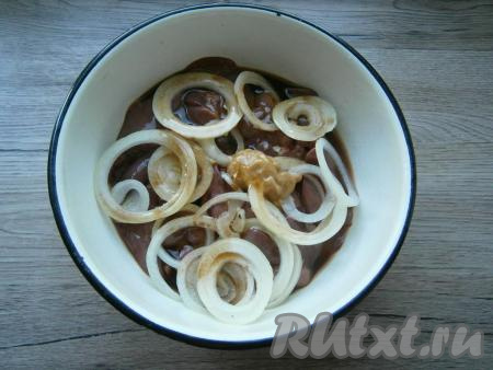 К печени добавить очищенный и нарезанный тонкими кольцами репчатый лук, горчицу, влить соевый соус.