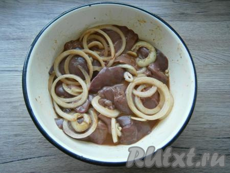 Если нужно, еще немного посолить и перемешать. Оставить печень на 1 час в прохладном месте.