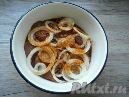 Добавить специи, молотый перец, жидкий мед.