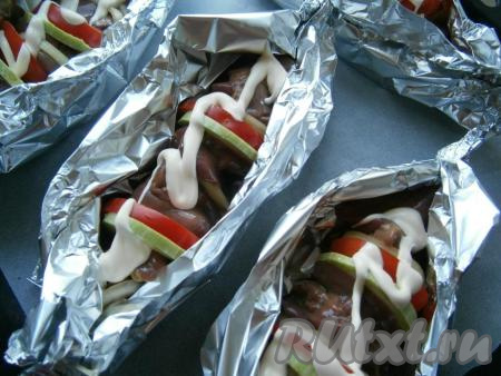 Завернуть края фольги, чтобы получилась как бы лодочка из фольги. Также&nbsp;поступить и с остальными шашлыками. Поместить "лодочки" с печенью на противень.