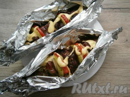 Духовку разогреть до 180 градусов, отправить туда противень с шашлыками из куриной печени, запекать около 35-40 минут.